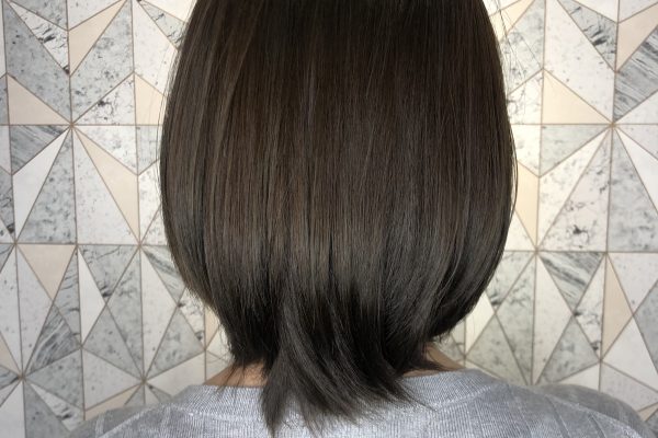 ブリーチなしアッシュカラーの女性