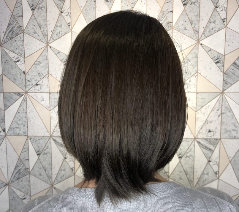 ブリーチなしアッシュカラーの女性