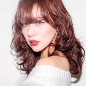 チョコレートブラウンヘアーの女性