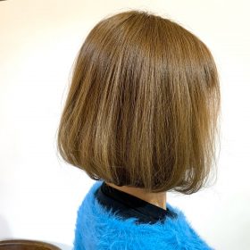 ブリーチなしミルクティベージュカラーの女性