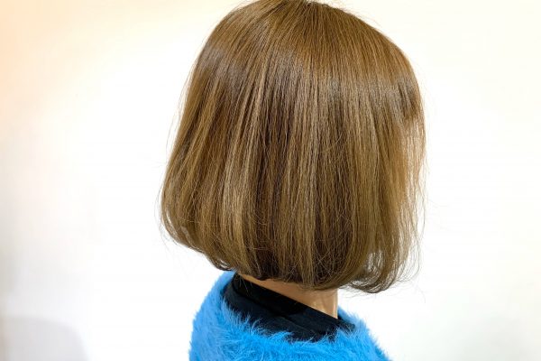 ブリーチなしミルクティベージュカラーの女性