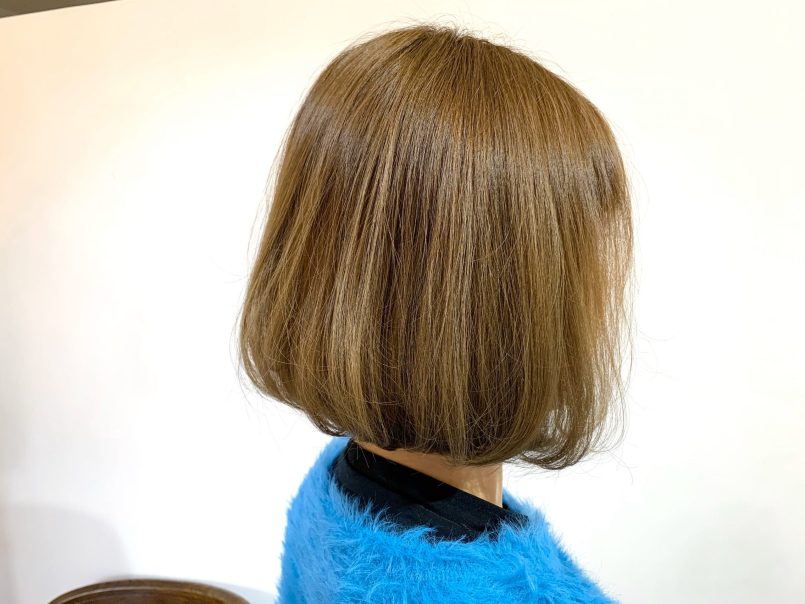 ブリーチなしミルクティベージュカラーの女性