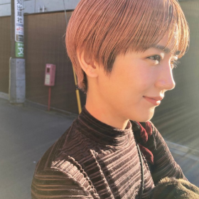 ピンクゴールドの髪色の女性