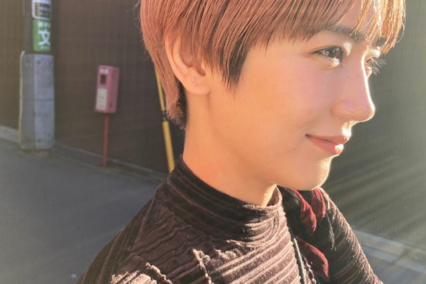 ピンクゴールドの髪色の女性