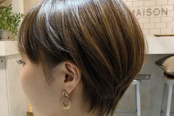 耳掛けショート×ハイライトスタイルの女性