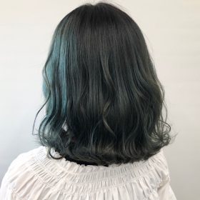 グレーグリーンカラーの女性