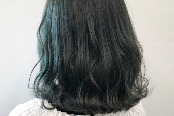 グレーグリーンカラーの女性