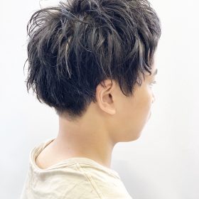 ホワイトメッシュの男性