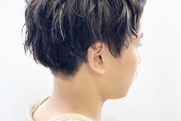 ホワイトメッシュの男性