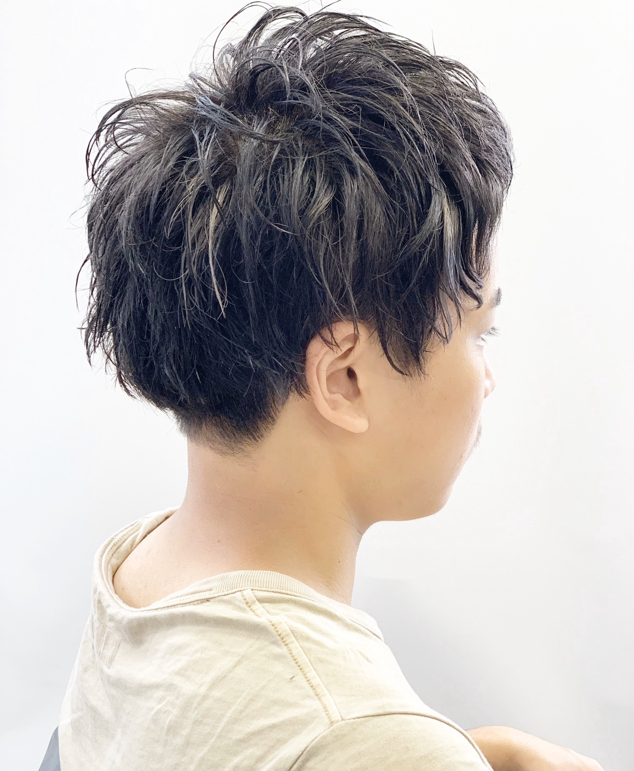 ホワイトメッシュの男性