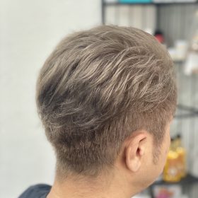 ゴールドアッシュ系カラーの男性