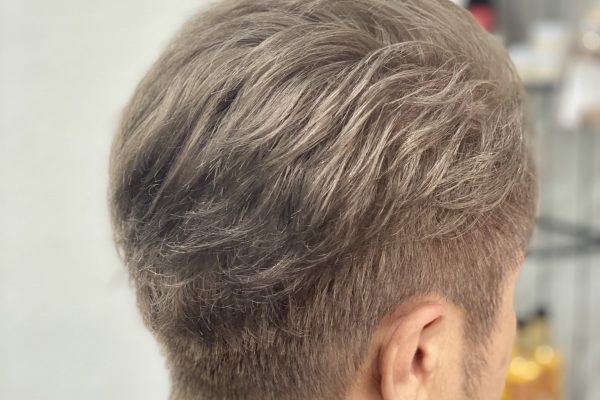 ゴールドアッシュ系カラーの男性