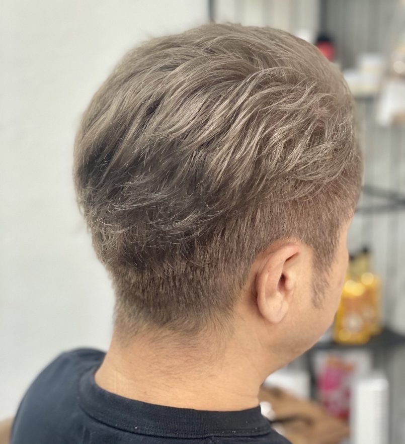 ゴールドアッシュ系カラーの男性