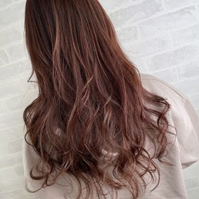 ピンクカラーの女性の髪