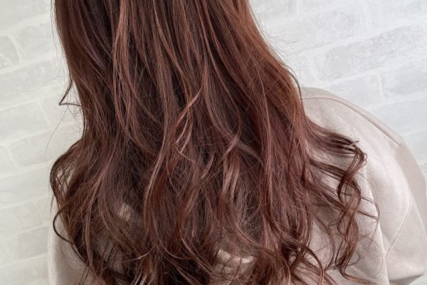 ピンクカラーの女性の髪