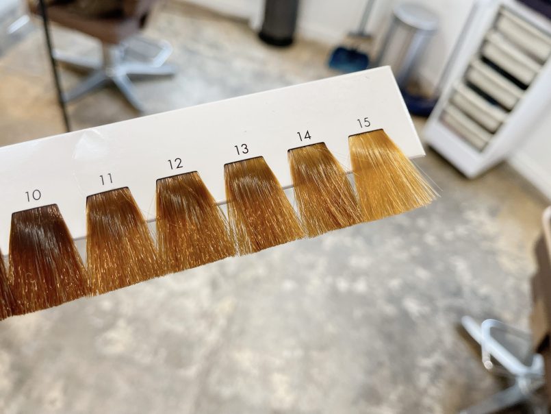 色の明るさ・トーン見本