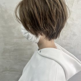 ブリーチなしグレージュカラーの女性