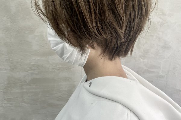 ブリーチなしグレージュカラーの女性