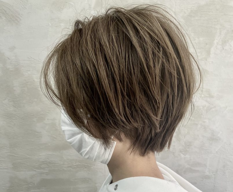 ブリーチなしグレージュカラーの女性