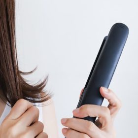 ヘアアイロンで髪が傷む原因とは？ダメージを防ぐ使い方とケア方法を美容師が解説