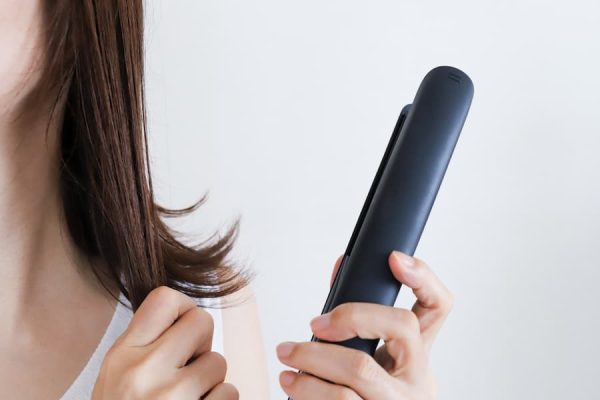 ヘアアイロンで髪が傷む原因とは？ダメージを防ぐ使い方とケア方法を美容師が解説