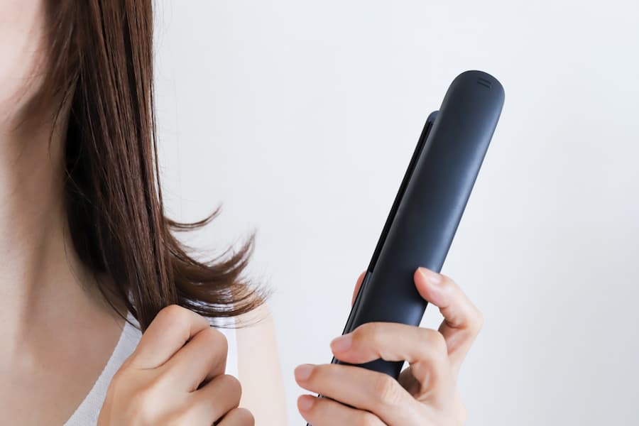 ヘアアイロンで髪が傷む原因とは？ダメージを防ぐ使い方とケア方法を美容師が解説