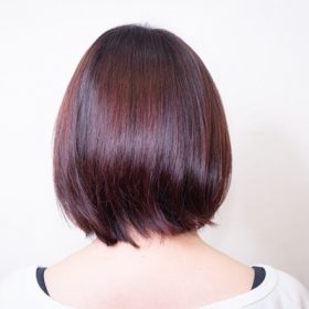 濃いめのピンクカラーで染めた女性