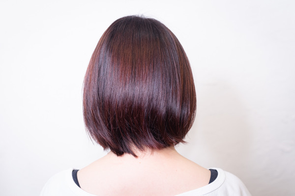 濃いめのピンクカラーで染めた女性