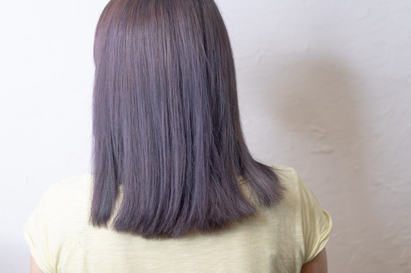 明るめのパープルヘアの女性