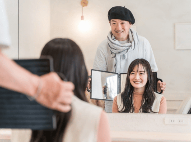 美容師と仕上げを確認する女性