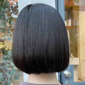 ブルーブラック×ボブヘアの女性