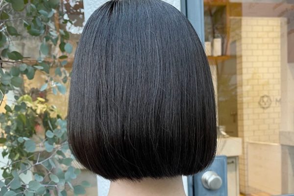 ブルーブラック×ボブヘアの女性