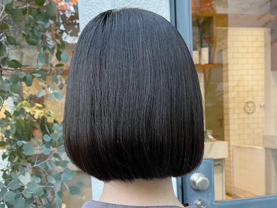 ブルーブラック×ボブヘアの女性