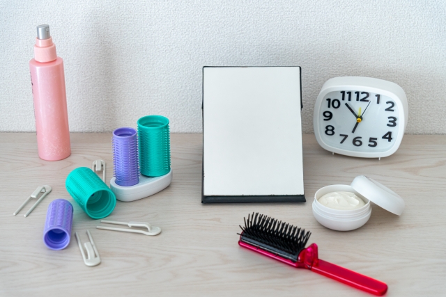 スタイリング用品を並べた机の上