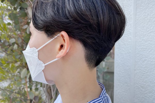 黒髪でショートヘアの女性の横顔