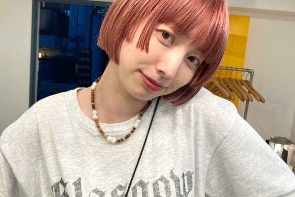 ピンク×ボブの女性