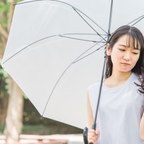 湿気で髪がうねる原因は？今日からできる簡単対策＆おすすめアイテムを美容師が紹介