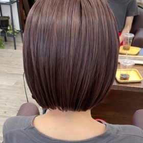 彩度おさえめのピンクブラウンカラーの女性