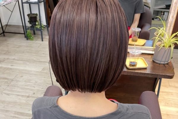 彩度おさえめのピンクブラウンカラーの女性