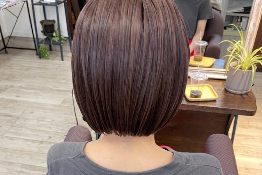 彩度おさえめのピンクブラウンカラーの女性