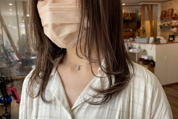 緑×紫カラーで染めた女性