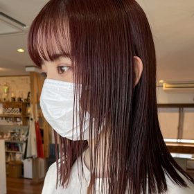 ブリーチなしでピンクカラーを重ねている女性