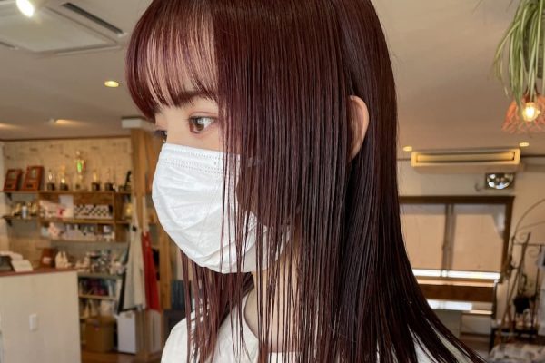 ブリーチなしでピンクカラーを重ねている女性