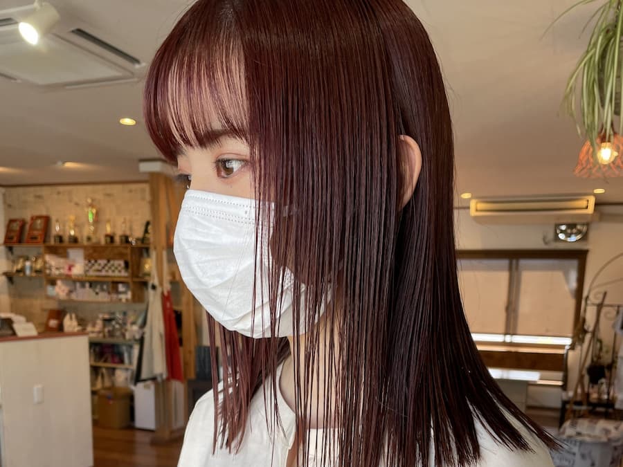 ブリーチなしでピンクカラーを重ねている女性