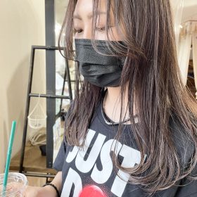 緑×紫カラーで染めた女性