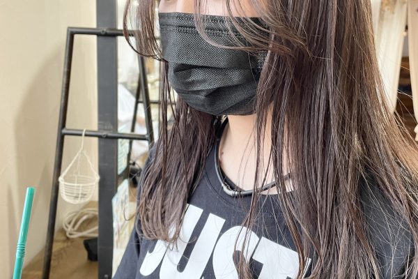 緑×紫カラーで染めた女性