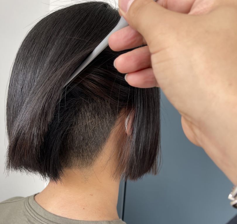 刈り上げボブの女性の刈り上げ部分