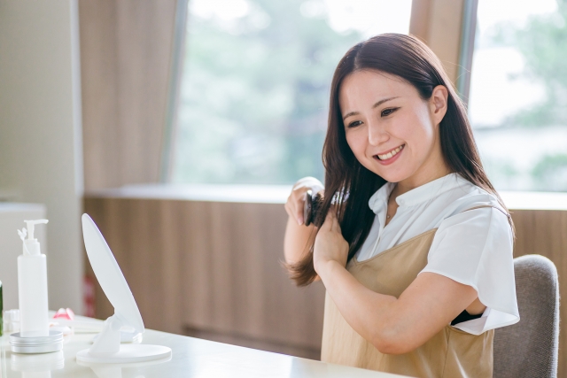 加味に入念にトリートメントを塗る女性