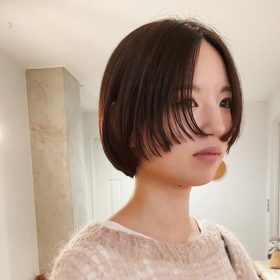 ほんのりあたたかみのあるカシスピンクカラーの女性