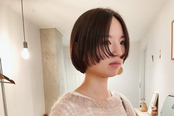 ほんのりあたたかみのあるカシスピンクカラーの女性